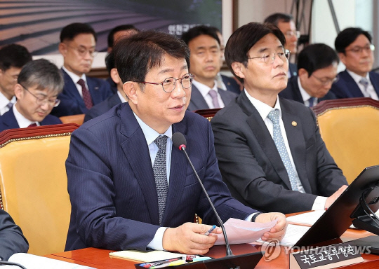 박상우 국토교통부 장관이 23일 서울 여의도 국회에서 열린 국토교통위원회 전체회의에서 의원 질의에 답변하고 있다.[연합뉴스]